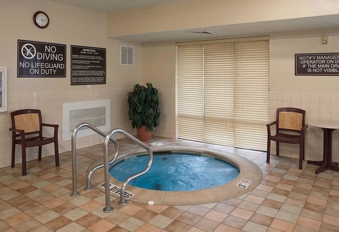 Imagen de la piscina del Hotel La Quinta Inn and Suites By Wyndham St Louis Route 66. Foto 11