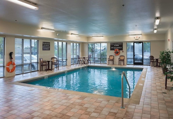 Imagen de la piscina del Hotel La Quinta Inn and Suites By Wyndham St Louis Route 66. Foto 12