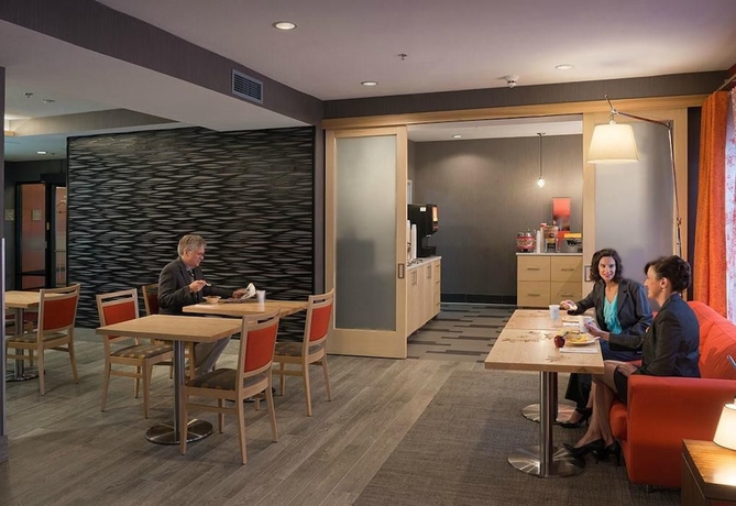 Imagen del bar/restaurante del Hotel La Quinta Inn and Suites By Wyndham St Louis Route 66. Foto 3