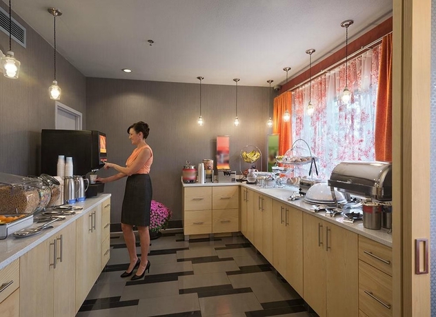 Imagen del bar/restaurante del Hotel La Quinta Inn and Suites By Wyndham St Louis Route 66. Foto 5