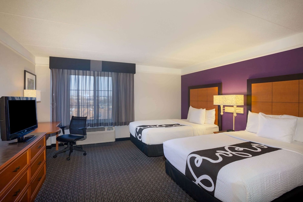 Imagen de la habitación del Hotel La Quinta Inn and Suites By Wyndham St. Louis Westport. Foto 12