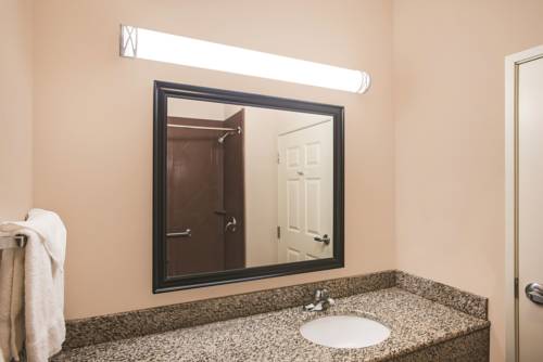 Imagen de la habitación del Hotel La Quinta Inn and Suites By Wyndham Stonington-mystic Area. Foto 2
