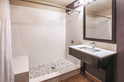 Imagen de la habitación del Hotel La Quinta Inn and Suites By Wyndham Sturbridge. Foto 2