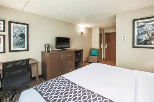 Imagen de la habitación del Hotel La Quinta Inn and Suites By Wyndham Sturbridge. Foto 5
