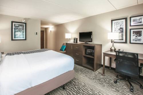 Imagen de la habitación del Hotel La Quinta Inn and Suites By Wyndham Sturbridge. Foto 7