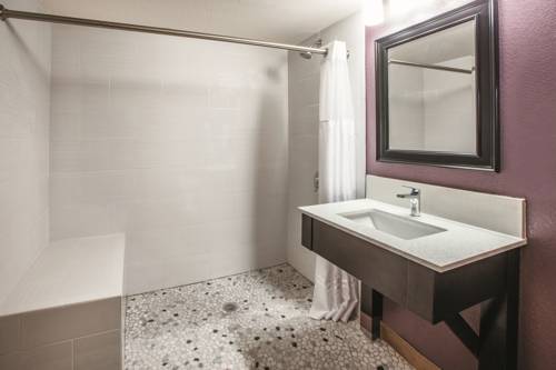Imagen de la habitación del Hotel La Quinta Inn and Suites By Wyndham Sturbridge. Foto 10