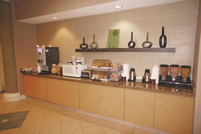 Imagen del bar/restaurante del Hotel La Quinta Inn and Suites By Wyndham Tampa Brandon Regency Park. Foto 2