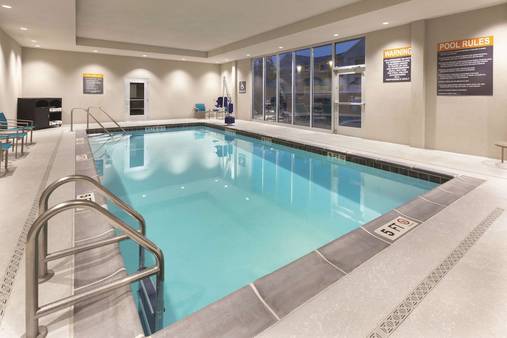 Imagen de la piscina del Hotel La Quinta Inn and Suites By Wyndham Terre Haute. Foto 20