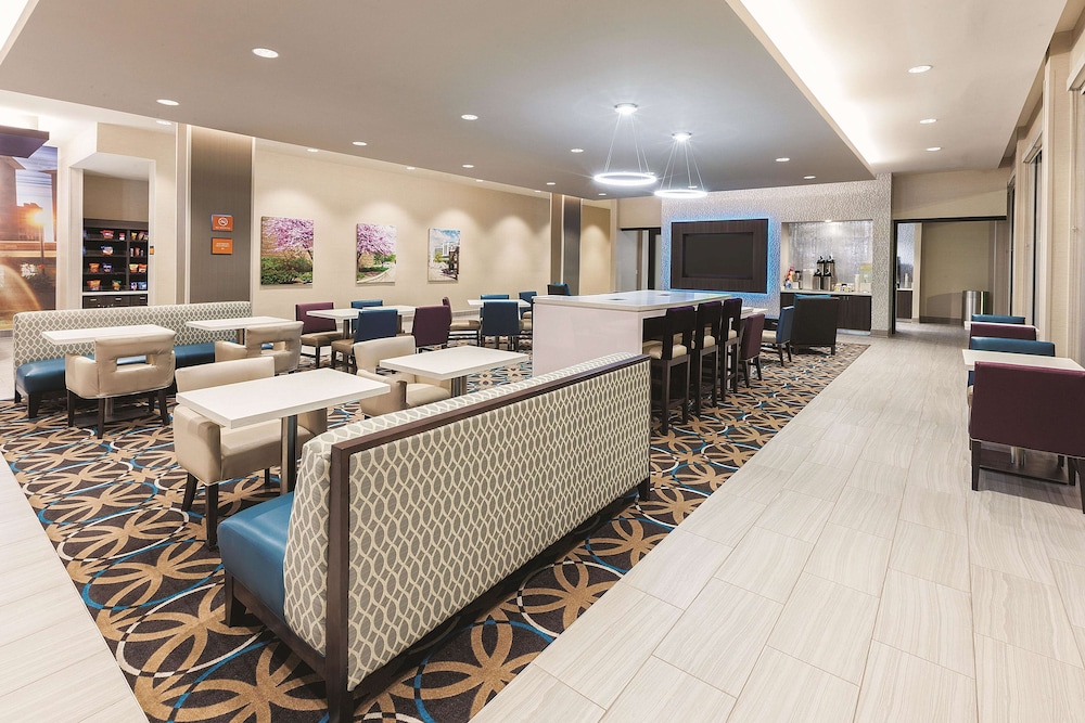 Imagen de los interiores del Hotel La Quinta Inn and Suites By Wyndham Terre Haute. Foto 18