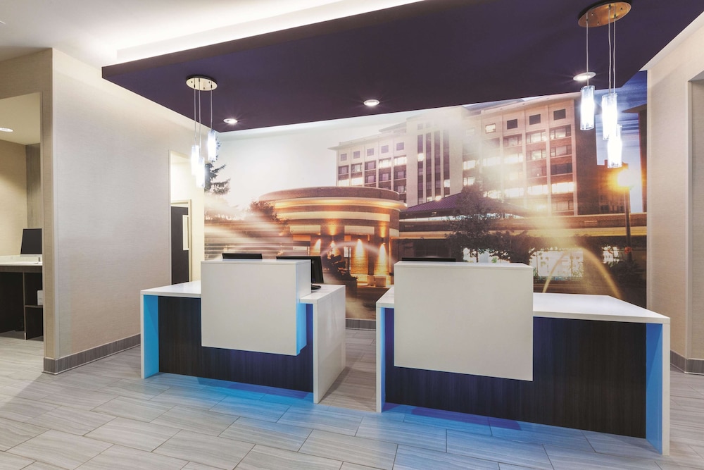 Imagen de los interiores del Hotel La Quinta Inn and Suites By Wyndham Terre Haute. Foto 19