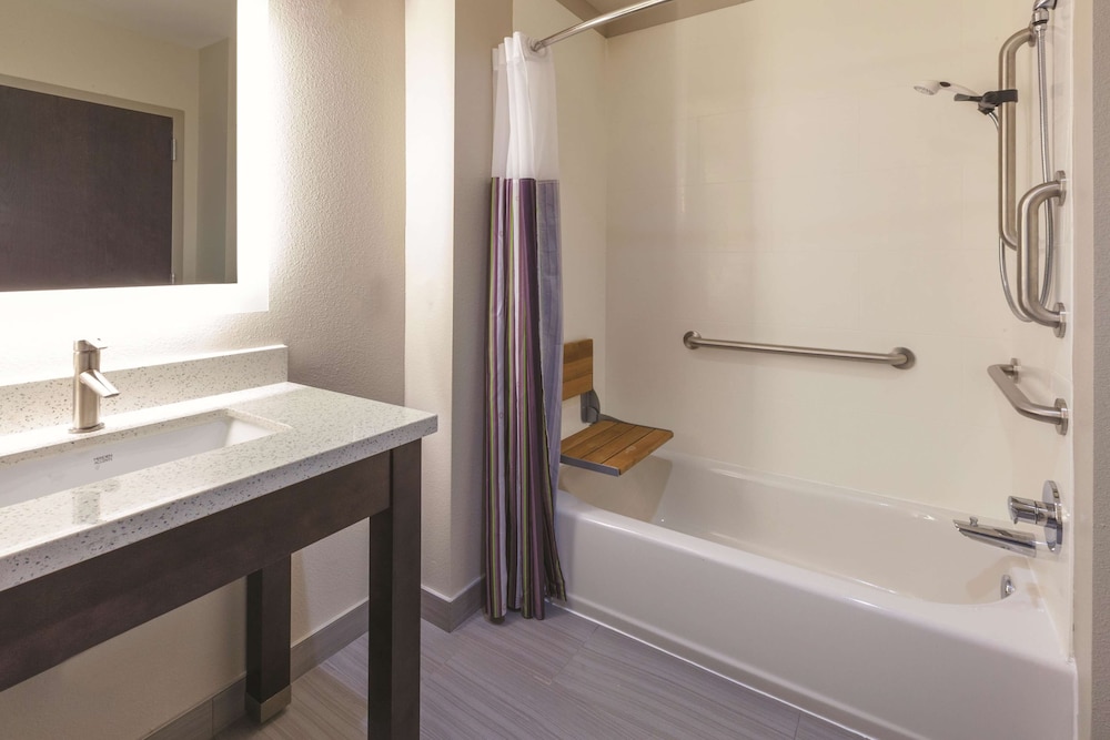 Imagen de la habitación del Hotel La Quinta Inn and Suites By Wyndham Terre Haute. Foto 17