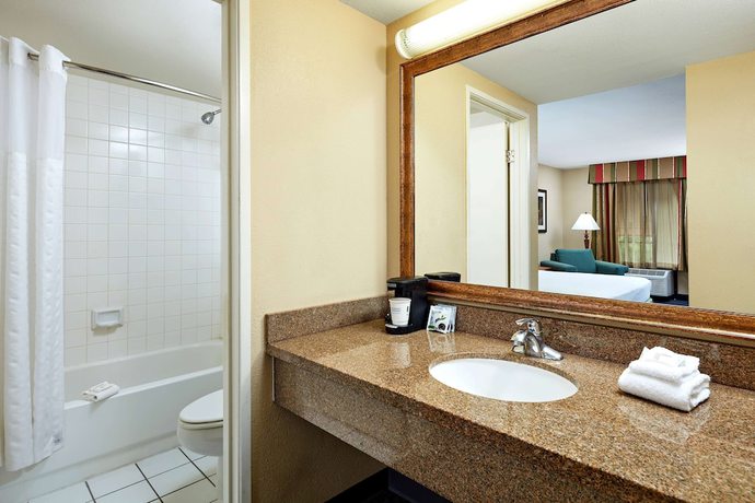 Imagen de la habitación del Hotel La Quinta Inn and Suites By Wyndham Thousand Oaks-newbury Park. Foto 7