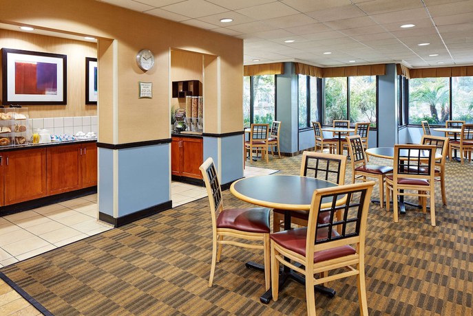 Imagen del bar/restaurante del Hotel La Quinta Inn and Suites By Wyndham Thousand Oaks-newbury Park. Foto 5