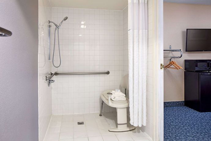 Imagen de la habitación del Hotel La Quinta Inn and Suites By Wyndham Thousand Oaks-newbury Park. Foto 9