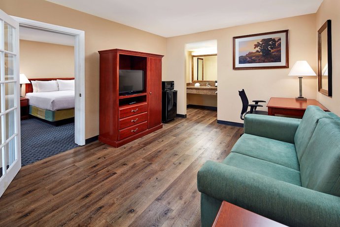 Imagen de la habitación del Hotel La Quinta Inn and Suites By Wyndham Thousand Oaks-newbury Park. Foto 10