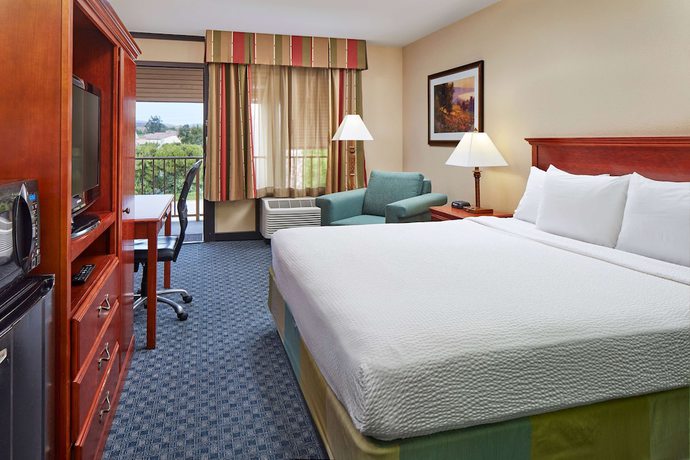 Imagen de la habitación del Hotel La Quinta Inn and Suites By Wyndham Thousand Oaks-newbury Park. Foto 11