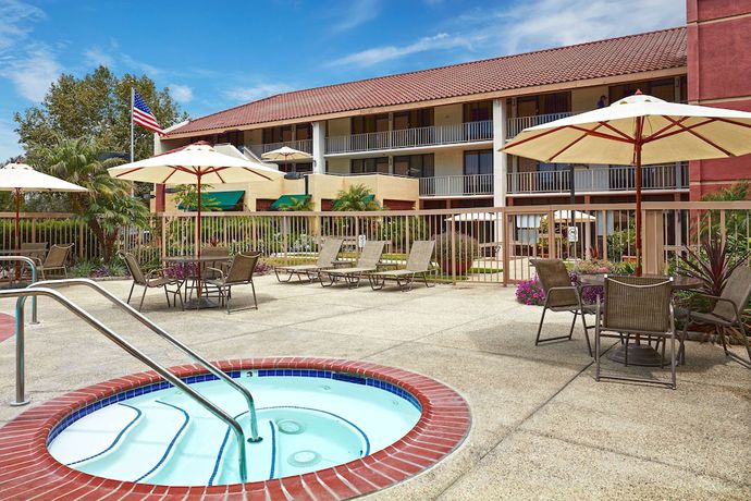 Imagen de la piscina del Hotel La Quinta Inn and Suites By Wyndham Thousand Oaks-newbury Park. Foto 20