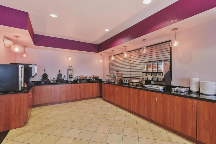 Imagen del bar/restaurante del Hotel La Quinta Inn and Suites By Wyndham Tulare. Foto 2