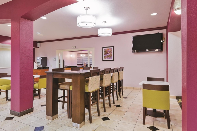 Imagen del bar/restaurante del Hotel La Quinta Inn and Suites By Wyndham Tulare. Foto 3