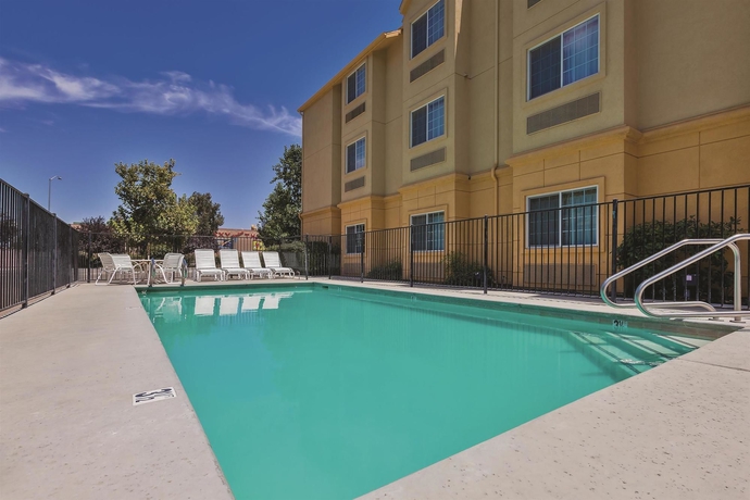 Imagen de la piscina del Hotel La Quinta Inn and Suites By Wyndham Tulare. Foto 15