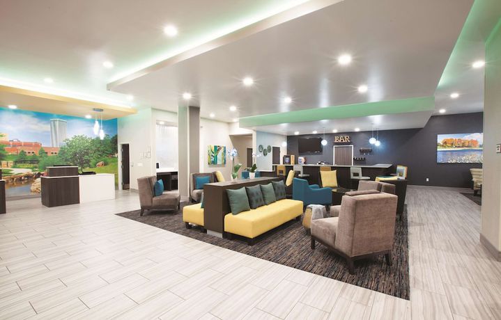 Imagen de los interiores del Hotel La Quinta Inn and Suites By Wyndham Tulsa Broken Arrow. Foto 8