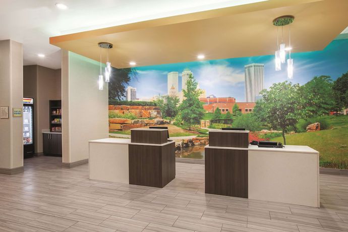 Imagen de los interiores del Hotel La Quinta Inn and Suites By Wyndham Tulsa Broken Arrow. Foto 9