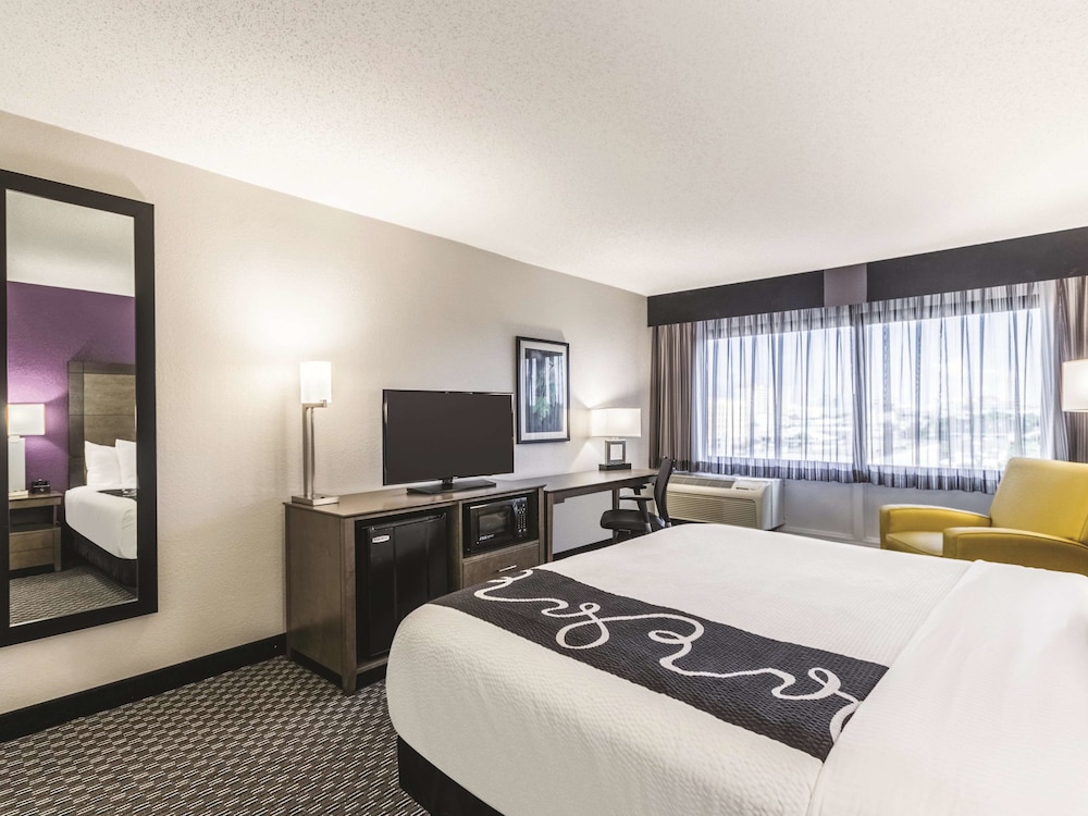 Imagen de la habitación del Hotel La Quinta Inn and Suites By Wyndham Virginia Beach. Foto 4