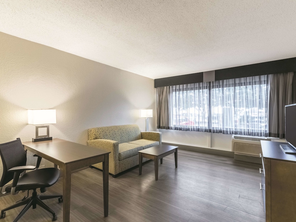 Imagen de la habitación del Hotel La Quinta Inn and Suites By Wyndham Virginia Beach. Foto 8