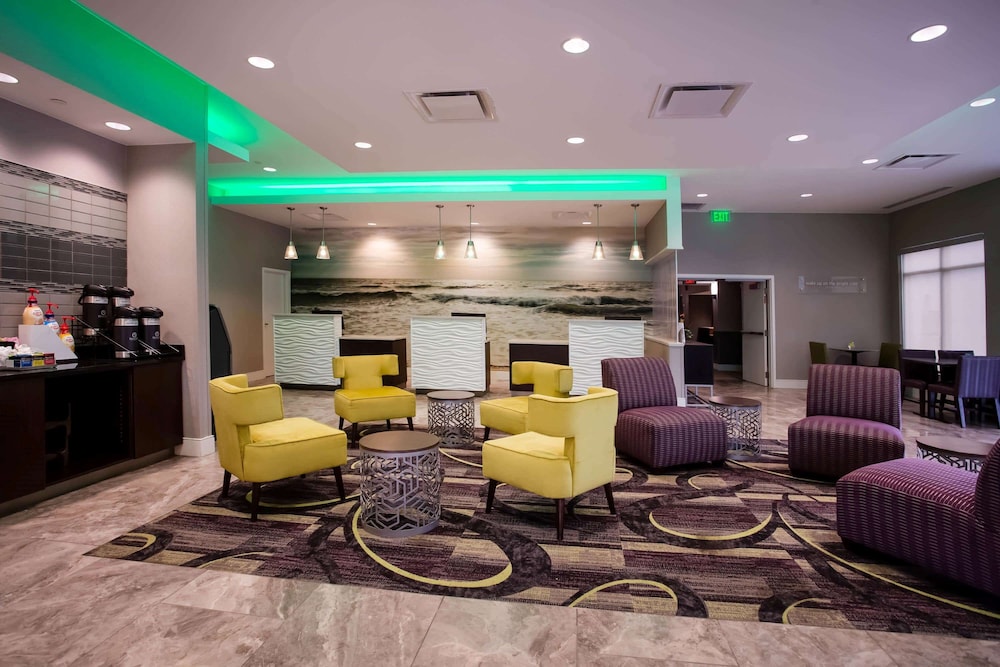 Imagen de los interiores del Hotel La Quinta Inn and Suites By Wyndham Virginia Beach. Foto 16