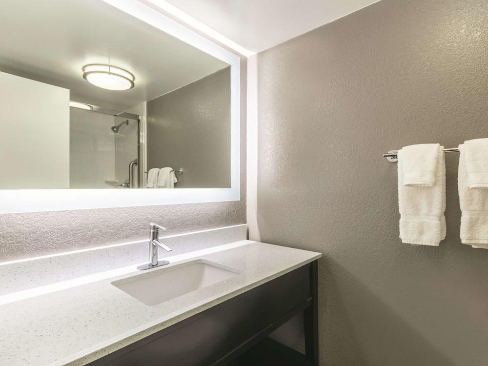 Imagen de la habitación del Hotel La Quinta Inn and Suites By Wyndham Virginia Beach. Foto 15