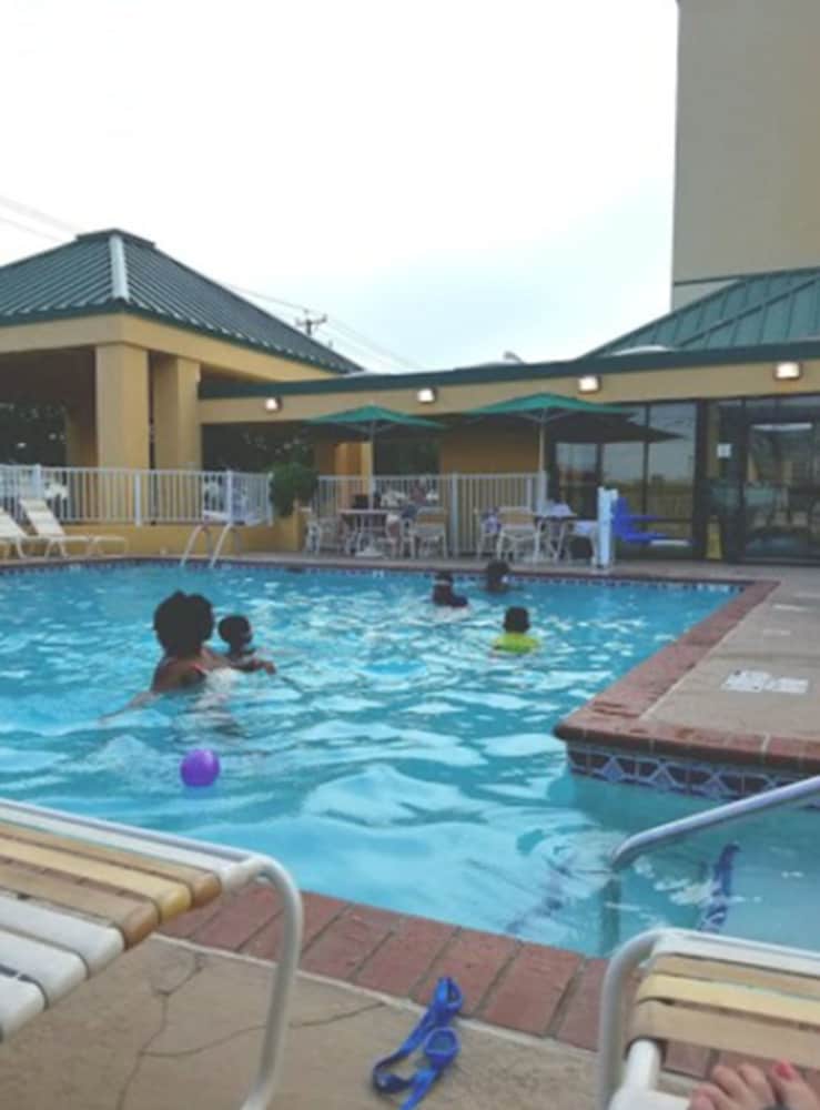 Imagen de la piscina del Hotel La Quinta Inn and Suites By Wyndham Virginia Beach. Foto 20