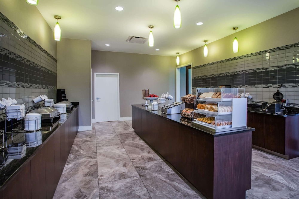 Imagen del bar/restaurante del Hotel La Quinta Inn and Suites By Wyndham Virginia Beach. Foto 1