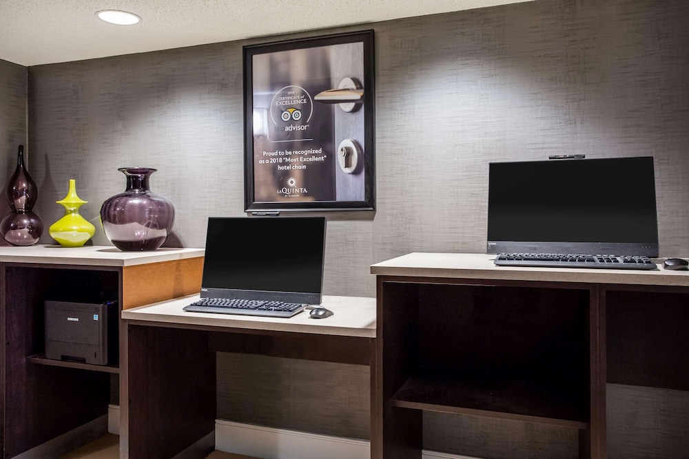 Imagen de los interiores del Hotel La Quinta Inn and Suites By Wyndham Virginia Beach. Foto 19