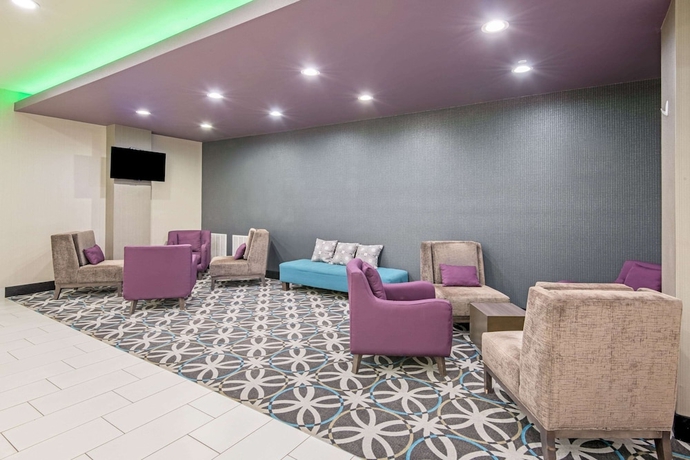 Imagen de los interiores del Hotel La Quinta Inn and Suites By Wyndham Weatherford Ok. Foto 18