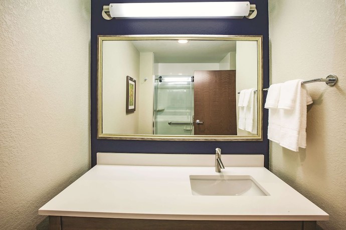 Imagen de la habitación del Hotel La Quinta Inn and Suites By Wyndham Wichita Northeast. Foto 8