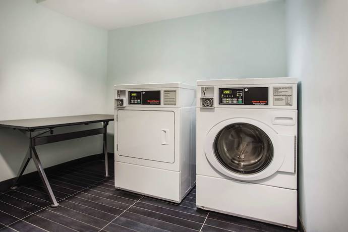 Imagen de los interiores del Hotel La Quinta Inn and Suites By Wyndham Winchester. Foto 18