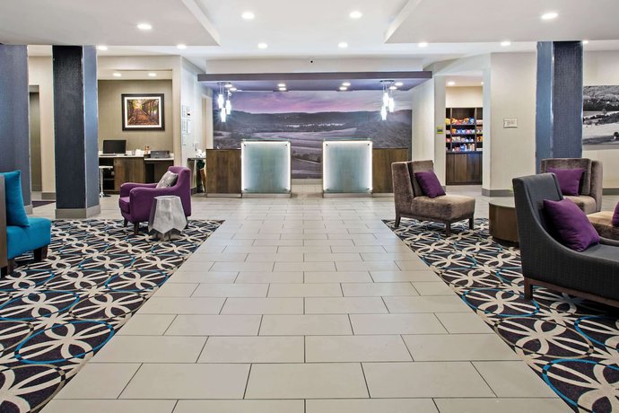 Imagen de los interiores del Hotel La Quinta Inn and Suites By Wyndham York. Foto 8