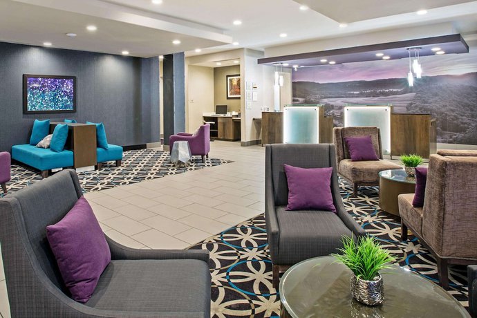 Imagen de los interiores del Hotel La Quinta Inn and Suites By Wyndham York. Foto 9
