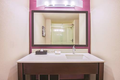 Imagen de la habitación del Hotel La Quinta Inn and Suites By Wyndham York. Foto 5