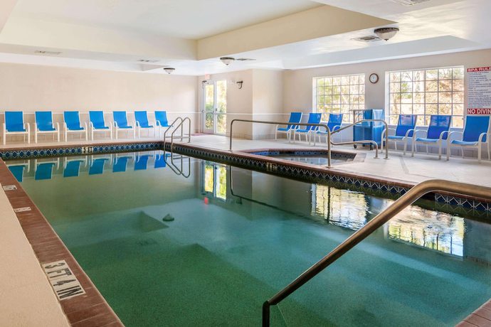 Imagen de la piscina del Hotel La Quinta Inn and Suites Fort Myers I-75. Foto 21