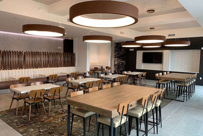 Imagen del bar/restaurante del Hotel La Quinta Inn and Suites Santa Rosa Sonoma. Foto 2
