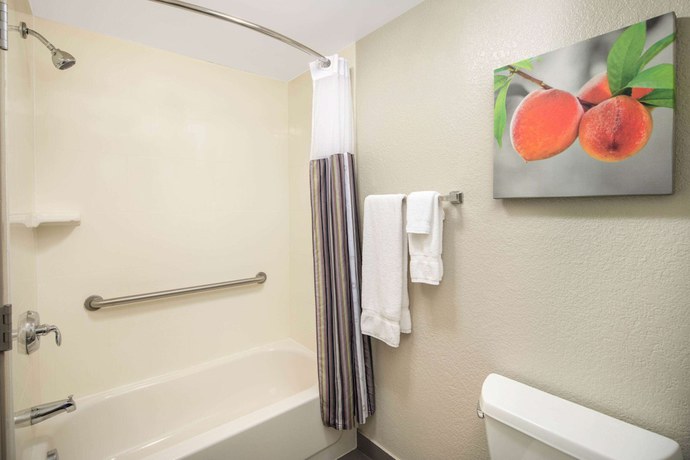 Imagen de la habitación del Hotel La Quinta Inn and Suites by Wyndham Atlanta Airport North. Foto 12