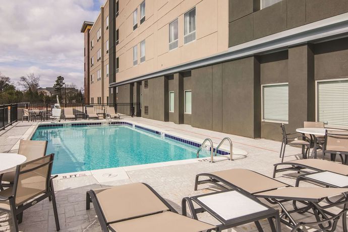 Imagen de la piscina del Hotel La Quinta Inn and Suites by Wyndham Atlanta South - McDonough. Foto 20
