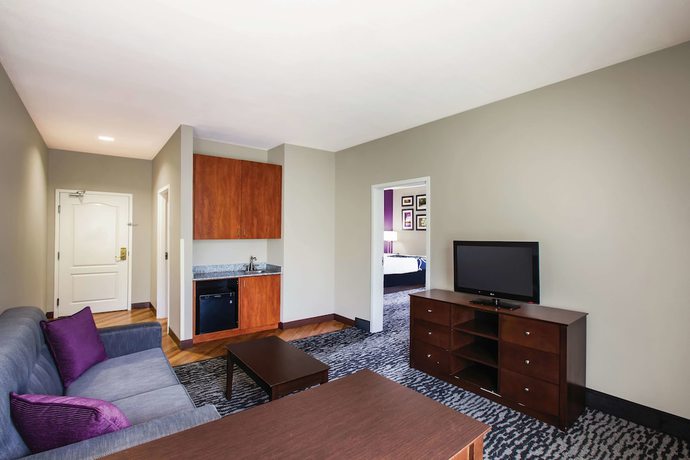 Imagen de la habitación del Hotel La Quinta Inn and Suites by Wyndham Baton Rouge Denham Springs. Foto 2