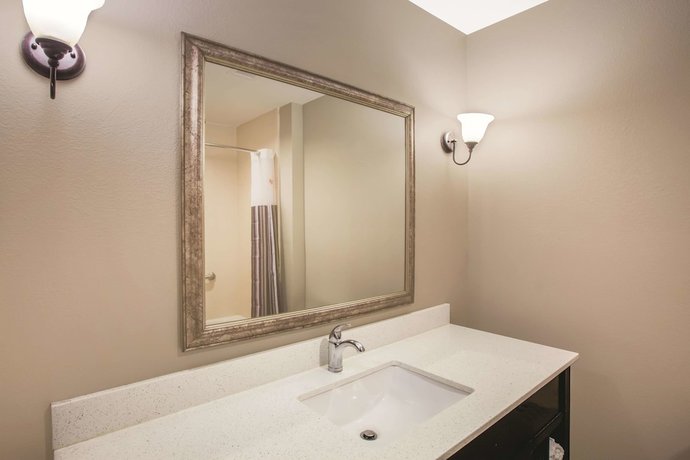 Imagen de la habitación del Hotel La Quinta Inn and Suites by Wyndham Baton Rouge Denham Springs. Foto 3