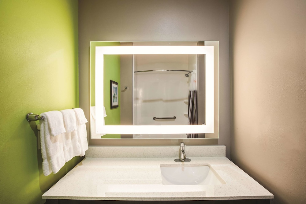 Imagen de la habitación del Hotel La Quinta Inn and Suites by Wyndham Baton Rouge - Port Allen. Foto 15