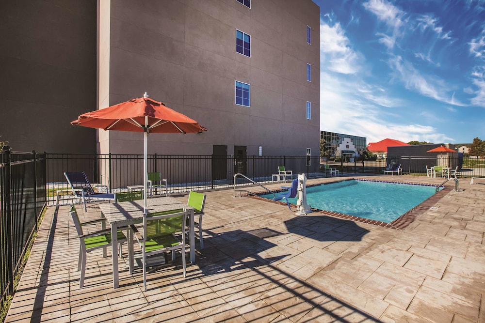 Imagen de la piscina del Hotel La Quinta Inn and Suites by Wyndham Baton Rouge - Port Allen. Foto 20