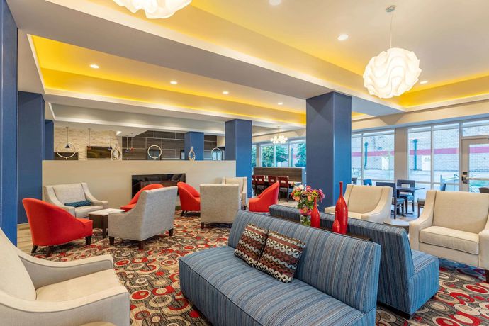 Imagen de los interiores del Hotel La Quinta Inn and Suites by Wyndham Bloomington. Foto 15