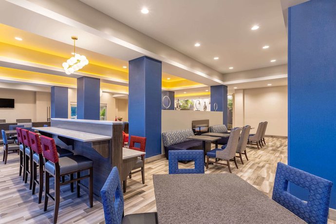 Imagen de los interiores del Hotel La Quinta Inn and Suites by Wyndham Bloomington. Foto 16