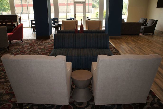 Imagen de los interiores del Hotel La Quinta Inn and Suites by Wyndham Bloomington. Foto 17
